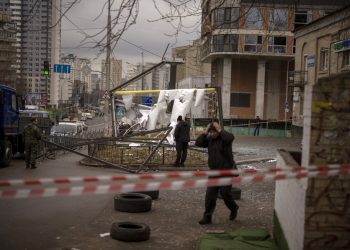 Rusia ataca a Ucrania, y Putin advierte a Estados Unidos y la OTAN que no intervengan