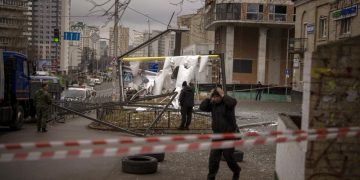 Rusia ataca a Ucrania, y Putin advierte a Estados Unidos y la OTAN que no intervengan