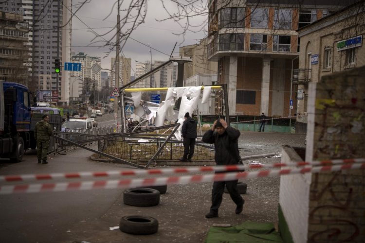Oficiales de policía inspeccionan el área tras el ataque ruso en Kiev. (El País)