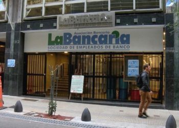 Bancarios acordaron anticipos salariales en enero y febrero