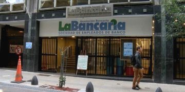 Bancarios acordaron anticipos salariales en enero y febrero