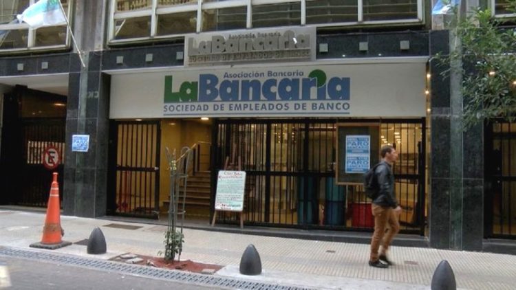 Bancarios acordaron anticipos salariales en enero y febrero