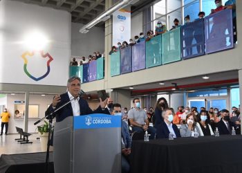 Llaryora se subió al ring y reclamó federalizar los subsidios