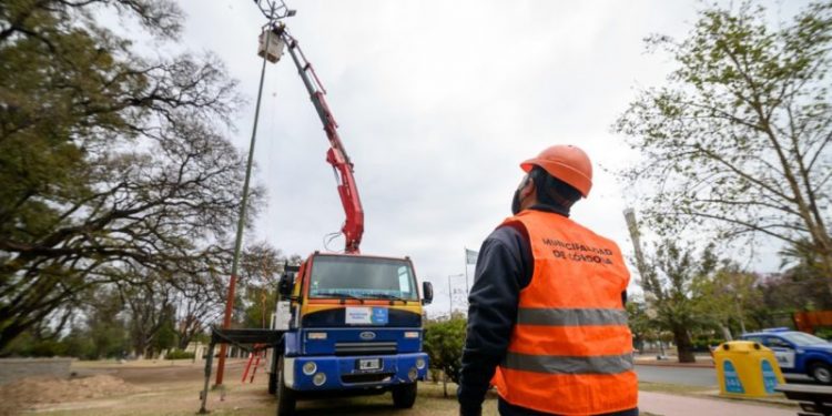 El alumbrado público, a cargo del municipio y empresas tercerizadas