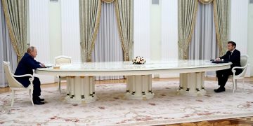 Macron deploró la invasión a Ucrania, prometió sanciones a Rusia y reveló un diálogo con Putin