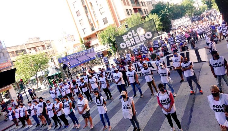 En reclamo por planes sociales, organizaciones de izquierda marcharon en el centro