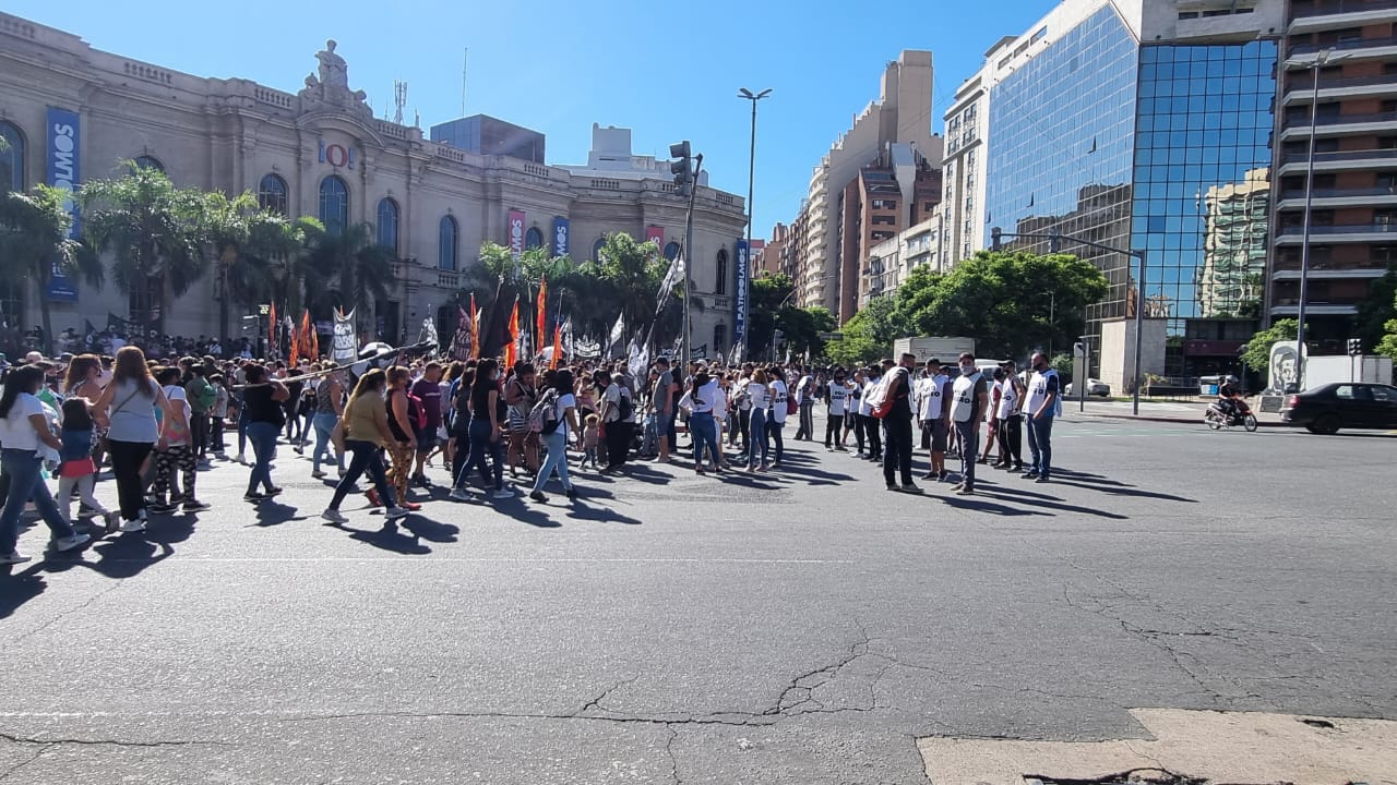En reclamo por planes sociales, organizaciones de izquierda marcharon en el centro En reclamo por planes sociales, organizaciones de izquierda marcharon en el centro