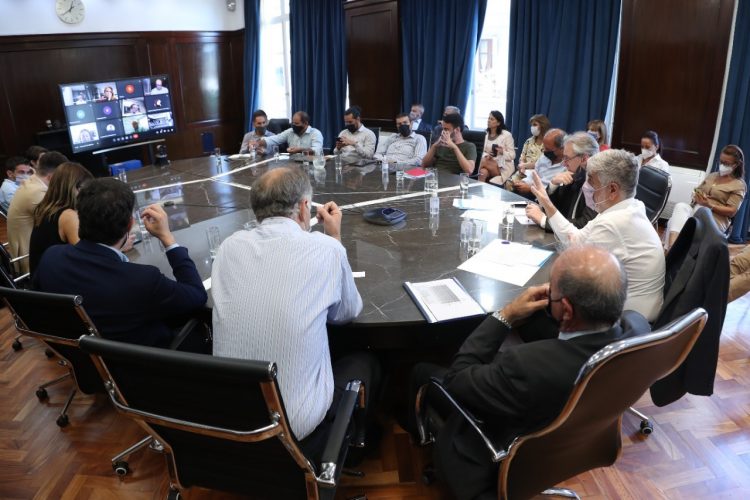 Con los propietarios y los inquilinos, se formó la mesa de trabajo para mejorar los alquileres Con los propietarios y los inquilinos, se formó la mesa de trabajo para mejorar los alquileres
