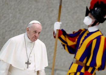 Francisco fue a la embajada rusa ante el Vaticano a intentar una mediación