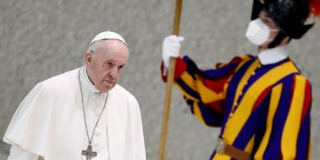 Francisco fue a la embajada rusa ante el Vaticano a intentar una mediación