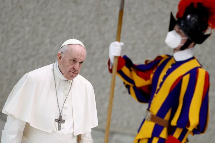 Francisco fue a la embajada rusa ante el Vaticano a intentar una mediación
