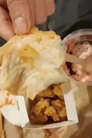 Compró pollo frito y encontró lo más repugnante mientras comía Compró pollo frito y encontró lo más repugnante mientras comía