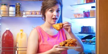 Compró pollo frito y encontró lo más repugnante mientras comía