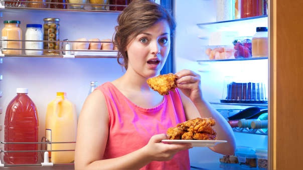 Compró pollo frito y encontró lo más repugnante mientras comía Compró pollo frito y encontró lo más repugnante mientras comía