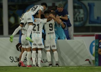 Racing le ganó 4-2 a Instituto en un duelo a pura pasión