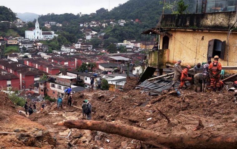 Registran más de cien muertos por el temporal de Petrópolis y continúa la intensa búsqueda de afectados