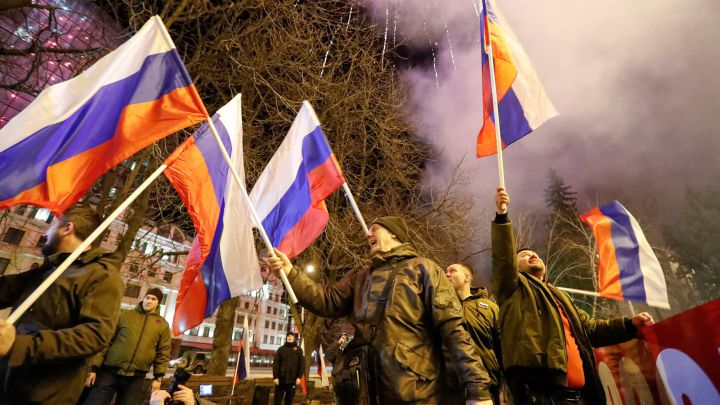 Máxima tensión en Ucrania: Occidente sanciona a Rusia mientras que Putin habla de un "genocidio"