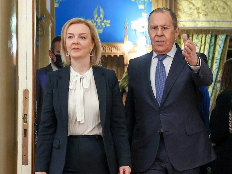 Los cancilleres de Rusia y Reino Unido, reunidos ayer.