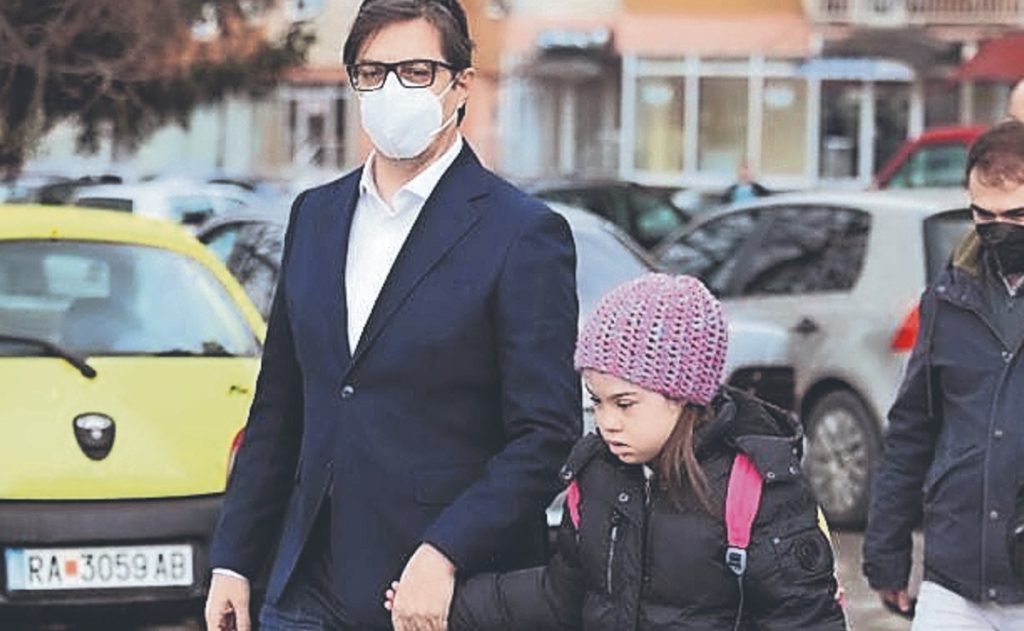 La discriminaban en la escuela por tener síndrome de Down hasta que un día el Presidente la llevó al cole La discriminaban en la escuela por tener síndrome de Down hasta que un día el Presidente la llevó al cole