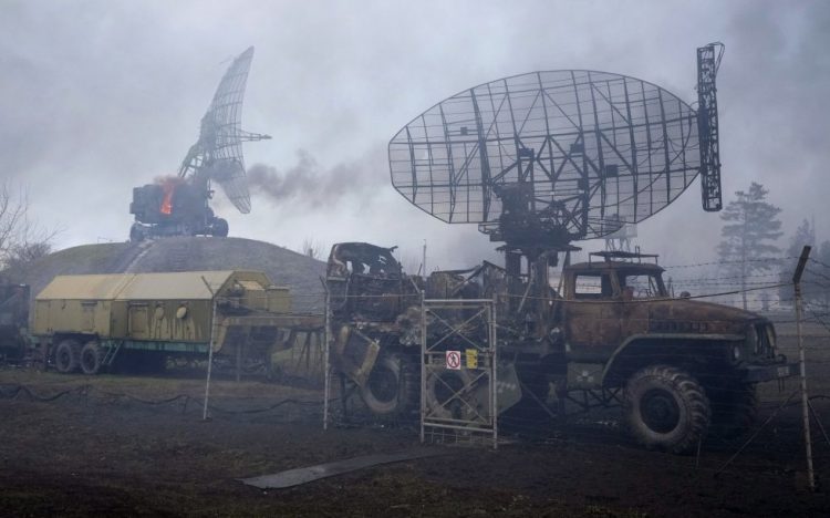 Instalaciones militares bombardeadas en Mariupol, Ucrania.
(El País)