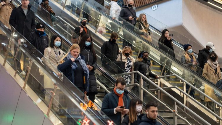 Inglaterra se despide de las restricciones por el Covid-19, incluido el aislamiento de los positivos