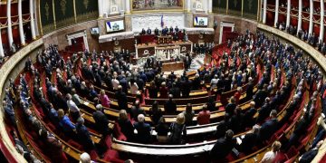 Zelenski habló ante el Parlamento de Francia y solicitó ayuda