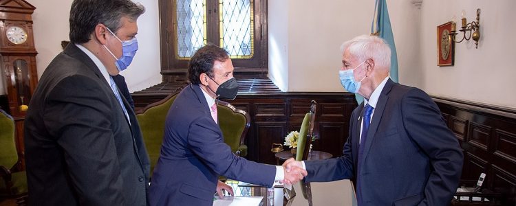 Huo Juri, junto al decano de Médicas, firmó el convenio con el titular de la AAJC.