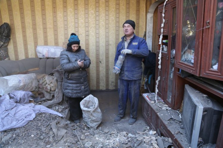 Una de las casas que fueron dañadas por los bombardeos en el este de Ucrania, en la ciudad de Makiivka.