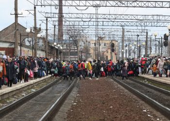 Comienzan a evacuar civiles en los puntos candentes de Ucrania