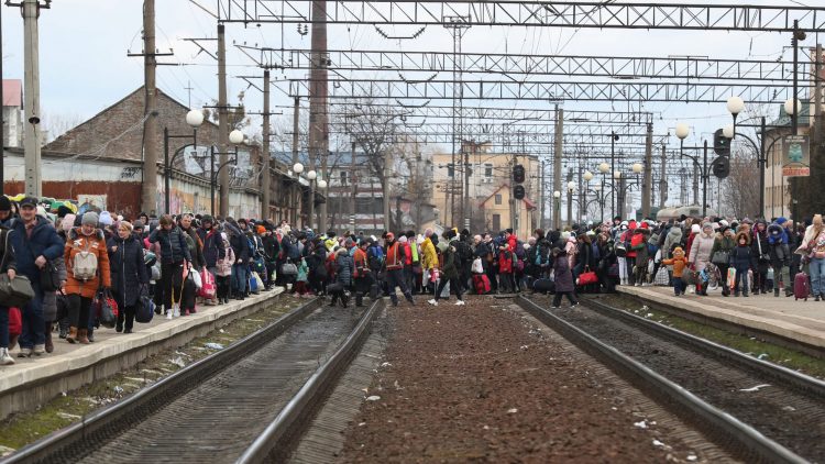 Cientos de ciudadanos llegan a la estación de Pidzamche, en Lviv, para ser evacuados de Ucrania.