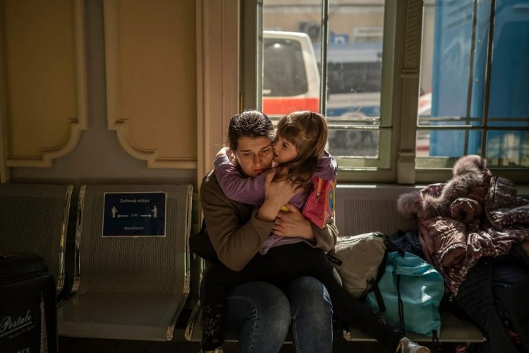 La ciudadanía ucraniana se ve obligada a migrar debido al recrudecimiento de las maniobras militares en zonas civiles.