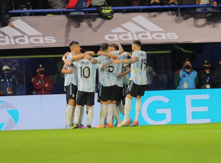 Con Messi como figura, Argentina derrota a Venezuela en La Bombonera