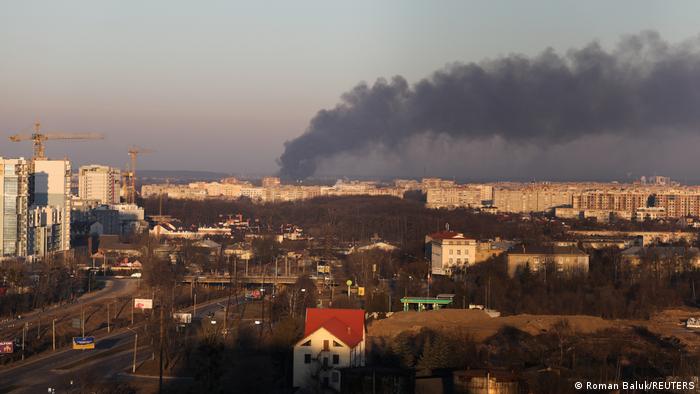 Una columna de humo se eleva en las inmediaciones del aeropuerto de Leópolis, Ucrania. Fuente: Deutsche Welle.