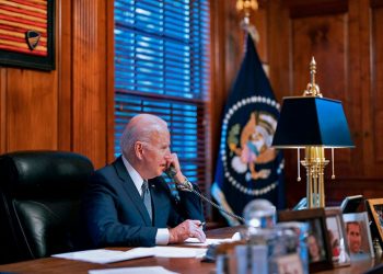 Biden firma un memorándum para conceder 200 millones de dólares en ayuda de defensa a Ucrania