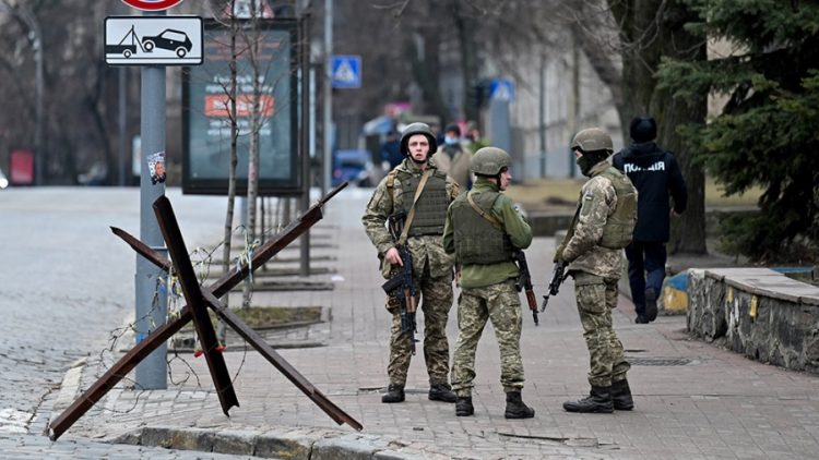Asediada por los rusos, Kiev impuso un toque de queda