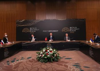 La reunión de cancilleres de Ucrania y Rusia concluyó sin avances pero planean seguir el diálogo