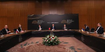 La reunión de cancilleres de Ucrania y Rusia concluyó sin avances pero planean seguir el diálogo