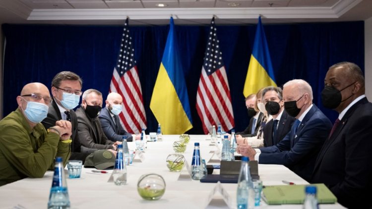 Biden cierra visita a Polonia y dice que Putin "no puede permanecer en el poder"