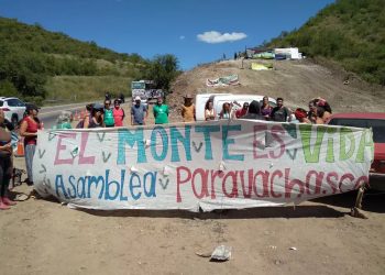 Vecinos de Paravachasca mantienen un acampe en ruta 5