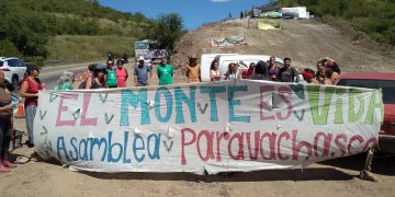 Vecinos de Paravachasca mantienen un acampe en ruta 5