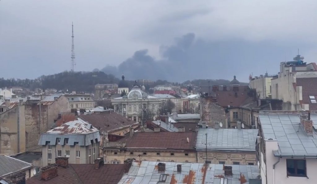 Fuertes explosiones en Lviv, cerca de la ciudad polaca que visita Joe Biden