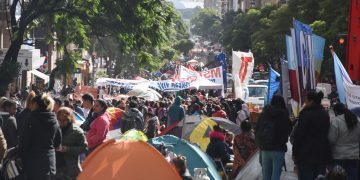 Se mantiene el acampe piquetero frente a la sede del Ministerio de Desarrollo Social