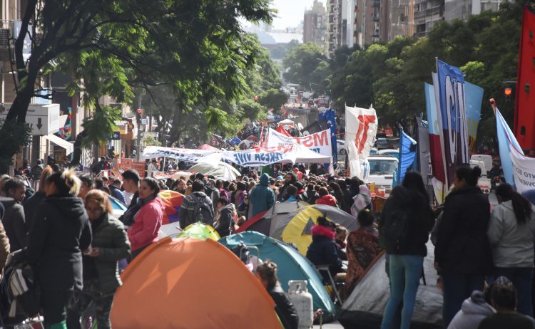 Se mantiene el acampe piquetero frente a la sede del Ministerio de Desarrollo Social