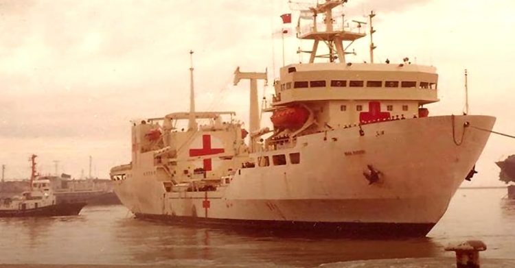 Buque hospital “ARA Bahía Paraíso” (Captura del documental, capítulo 3: "Salvar vidas")