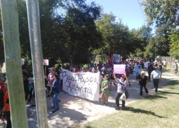 Los Aromos: marcha en repudio de los comentarios negacioncitas de la jefa comunal