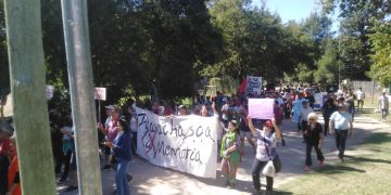 Los Aromos: marcha en repudio de los comentarios negacioncitas de la jefa comunal