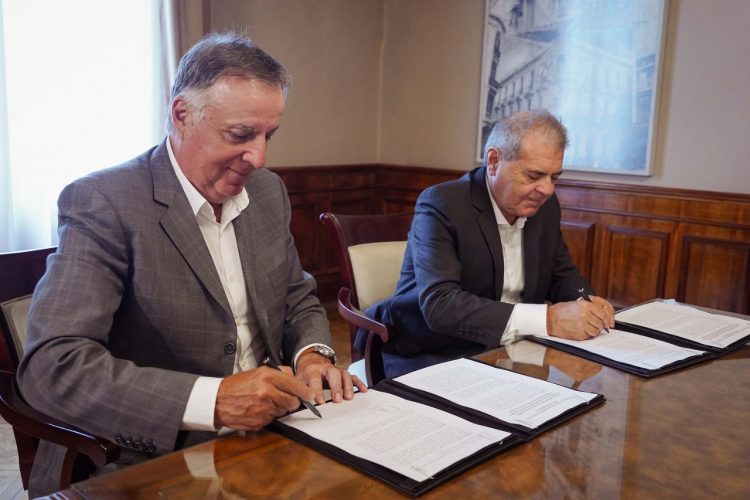 El presidente de Bancor, Daniel Tillard, y el ministro de Agricultura y Ganadería de Córdoba, Sergio Busso, durante la firma de la nueva línea de créditos.
