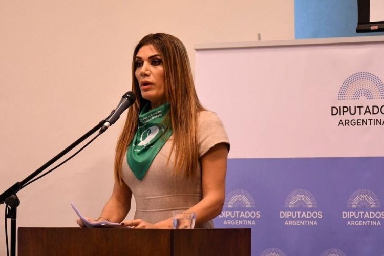 Flor de la V se refirió los dichos transfóbicos de Amalia Granata y Carmen Barbieri