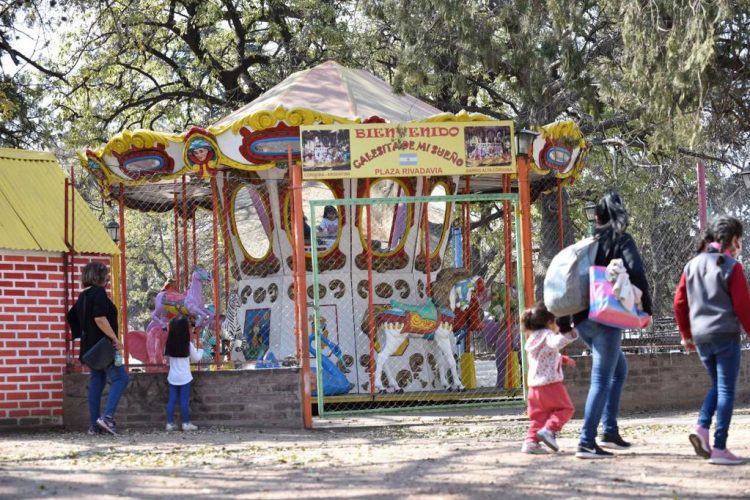 Un policía uniformado robó un juguete de un kiosco del Parque Sarmiento