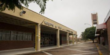 Hallaron a un bebé gateando solo en un galpón de barrio Cofico